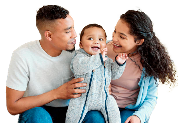 Um casal com uma criança no colo